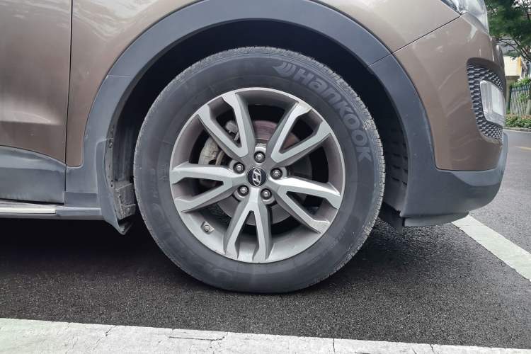 Used Hyundai Santa Fe 2013 2.0T Automatic All-Wheel Drive Prestige Version Right Front Wheel Hub