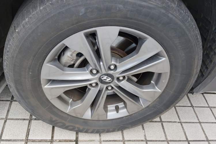 Used Hyundai Santa Fe 2013 2.4L Automatic 2WD Comfort Edition Right Front Wheel Hub