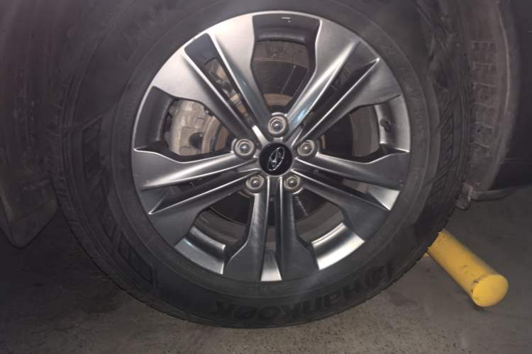 Used Hyundai Santa Fe 2013 Revised Version 2.4L Automatic All-Wheel Drive Luxury Trim Right Front Wheel Hub