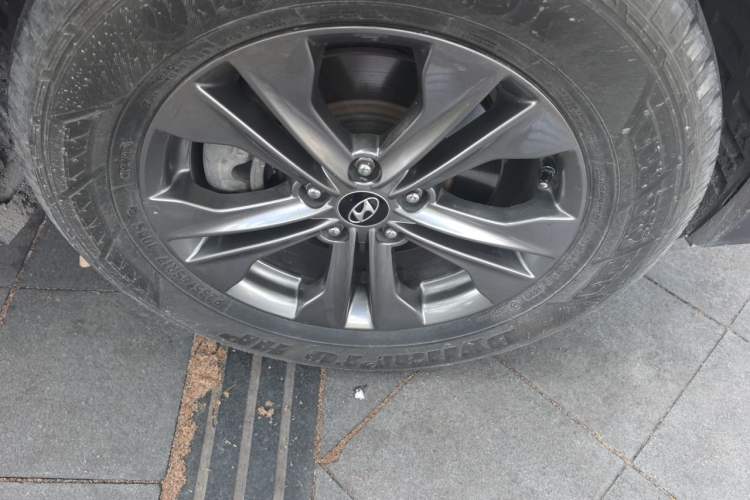 Used Hyundai Santa Fe 2013 2.4L Automatic Two-Wheel Drive Smart Version Right Front Wheel Hub