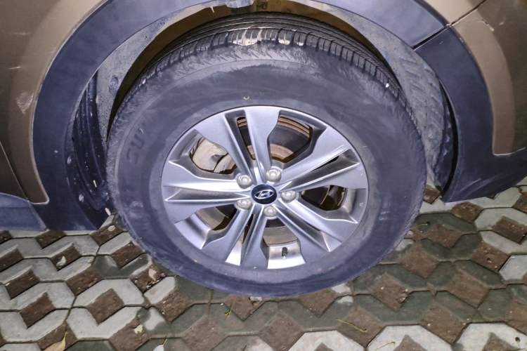 Used Hyundai Santa Fe 2013 2.4L Automatic Two-Wheel Drive Smart Version Right Front Wheel Hub