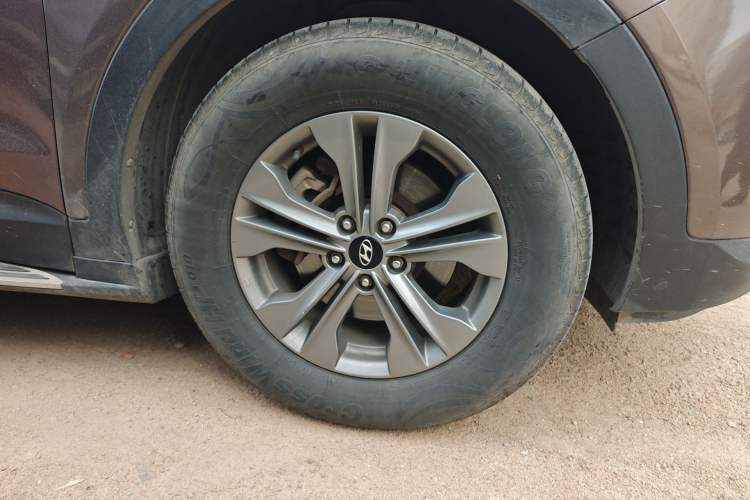 Used Hyundai Santa Fe 2013 2.4L Automatic Two-Wheel Drive Smart Version Right Front Wheel Hub