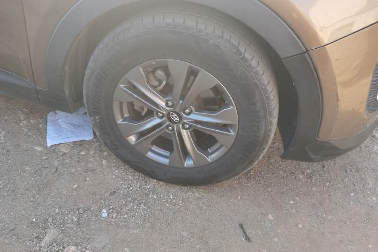 Used Hyundai Santa Fe 2013 Revised Version 2.4L Automatic All-Wheel Drive Luxury Trim Right Front Wheel Hub