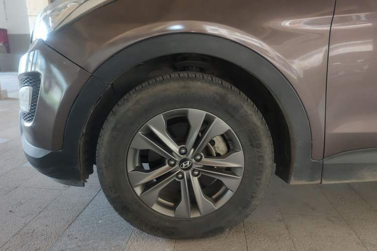 Used Hyundai Santa Fe 2013 2.4L Automatic Two-Wheel Drive Smart Version Right Front Wheel Hub