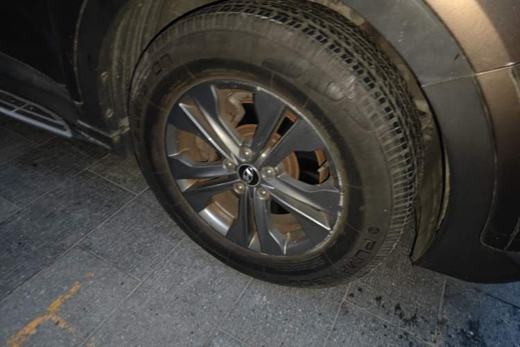 Used Hyundai Santa Fe 2013 2.4L Automatic Two-Wheel Drive Smart Version Right Front Wheel Hub