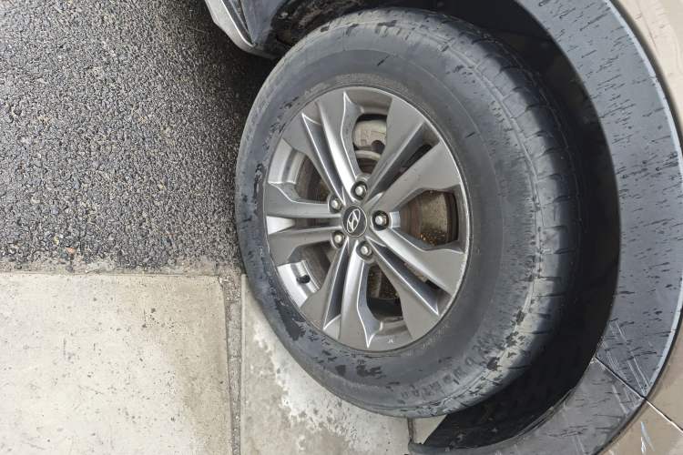 Used Hyundai Santa Fe 2013 2.4L Automatic Two-Wheel Drive Smart Version Right Front Wheel Hub