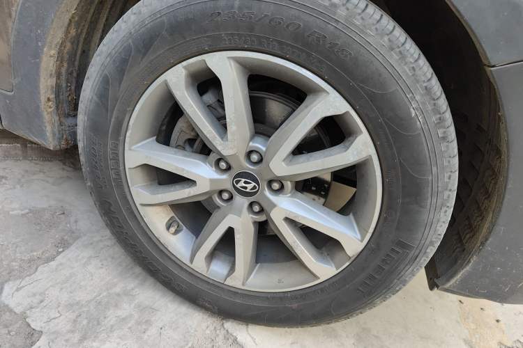 Used Hyundai Santa Fe 2013 2.4L Automatic 4x4 Prestige Edition Right Front Wheel Hub