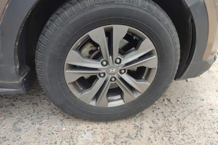 Used Hyundai Santa Fe 2013 2.4L Automatic Two-Wheel Drive Smart Version Right Front Wheel Hub