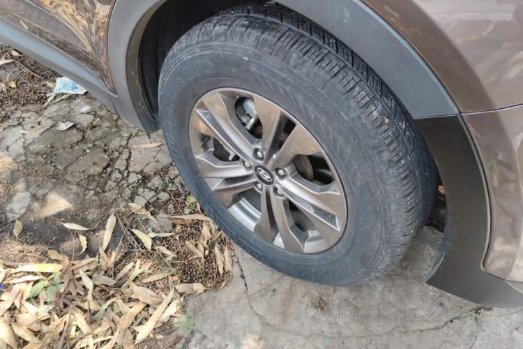 Used Hyundai Santa Fe 2013 2.4L Automatic Two-Wheel Drive Smart Version Right Front Wheel Hub