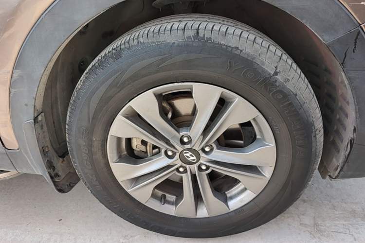 Used Hyundai Santa Fe 2013 Revised Version 2.4L Automatic All-Wheel Drive Smart Type Right Front Wheel Hub