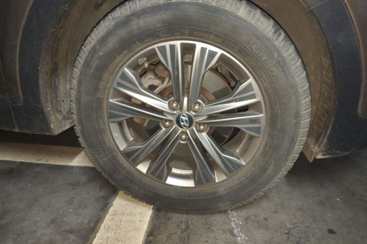 Used Hyundai Santa Fe 2013 2.4L Automatic 4x4 Smart Version Right Front Wheel Hub