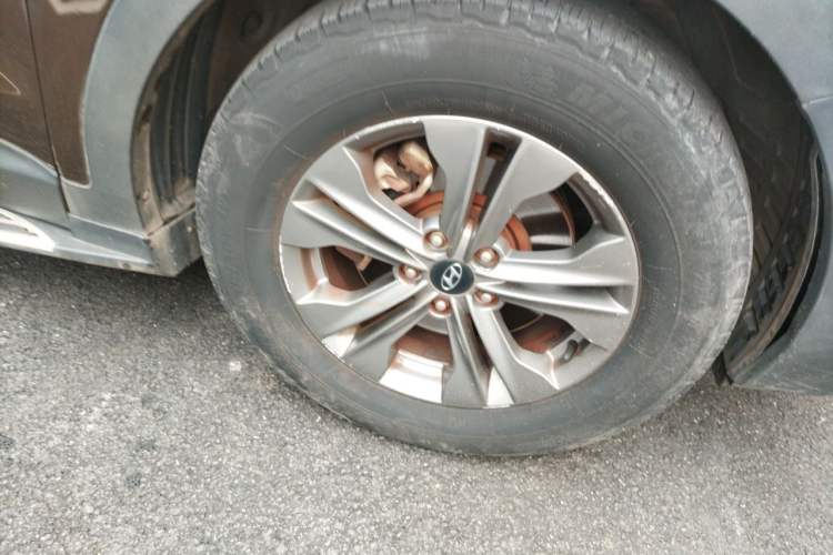 Used Hyundai Santa Fe 2013 2.4L Automatic 2WD Comfort Edition Right Front Wheel Hub