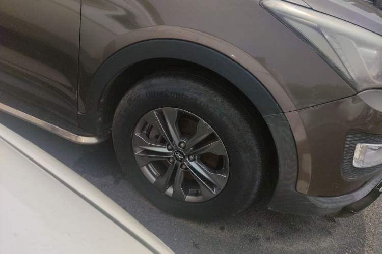 Used Hyundai Santa Fe 2013 2.4L Automatic Two-Wheel Drive Smart Version Right Front Wheel Hub