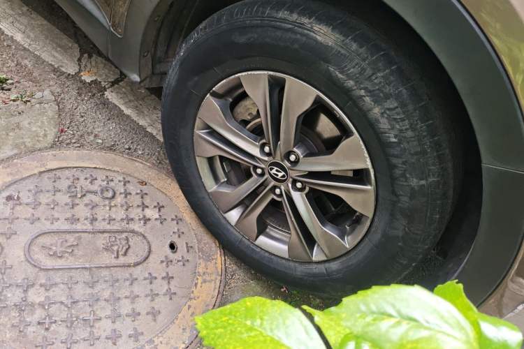 Used Hyundai Santa Fe 2013 Revised Version 2.4L Automatic All-Wheel Drive Smart Type Right Front Wheel Hub