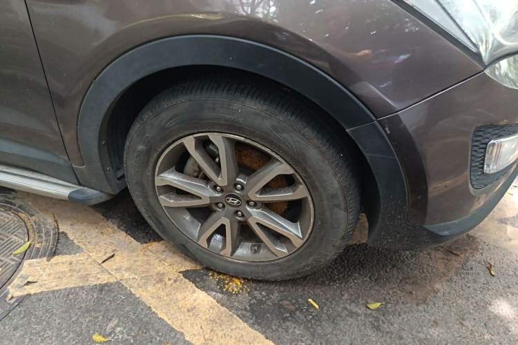 Used Hyundai Santa Fe 2013 2.4L Automatic 4x4 Prestige Edition Right Front Wheel Hub