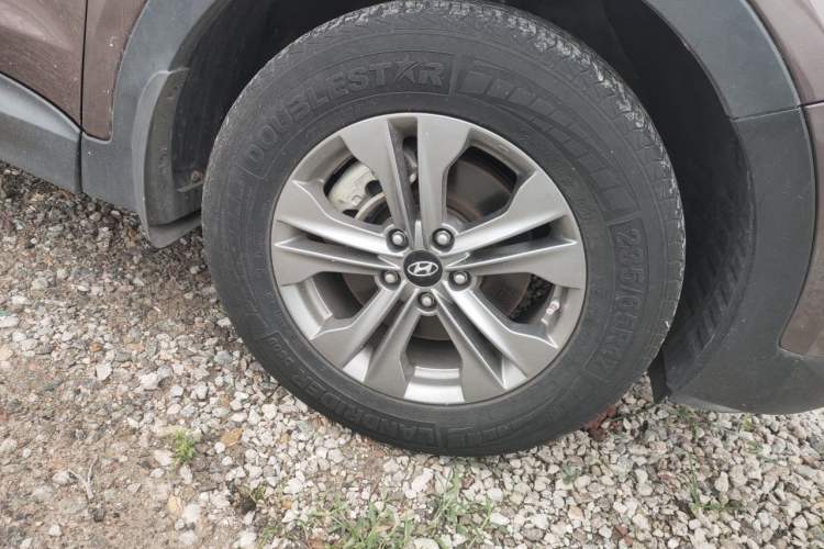 Used Hyundai Santa Fe 2013 2.4L Automatic Two-Wheel Drive Smart Version Right Front Wheel Hub
