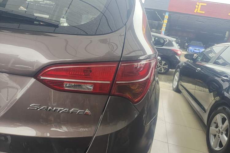 Used Hyundai Santa Fe 2013 2.4L Automatic Two-Wheel Drive Smart Version Right Rear Taillight
