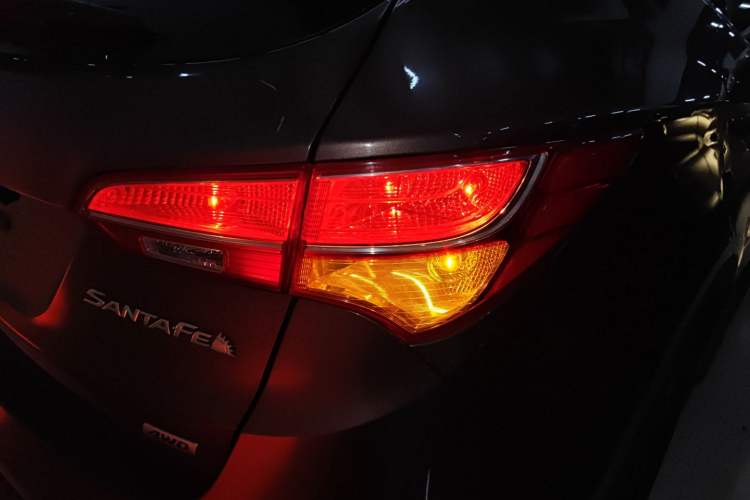 Used Hyundai Santa Fe 2013 2.4L Automatic 4x4 Comfort Edition Right Rear Taillight