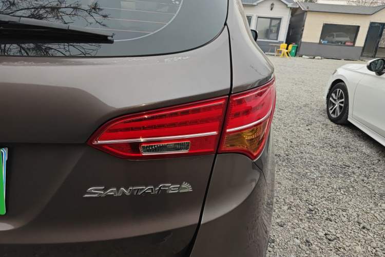 Used Hyundai Santa Fe 2013 2.4L Automatic Two-Wheel Drive Smart Version Right Rear Taillight