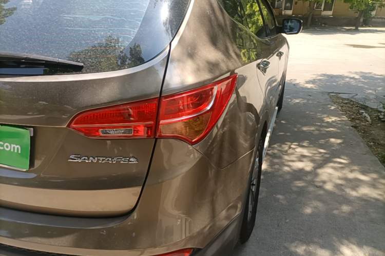 Used Hyundai Santa Fe 2013 2.4L Automatic Two-Wheel Drive Smart Version Right Rear Taillight