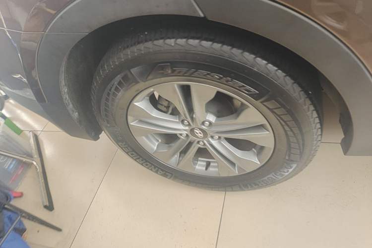 Used Hyundai Santa Fe 2013 2.4L Automatic Two-Wheel Drive Smart Version Right Rear Wheel Hub