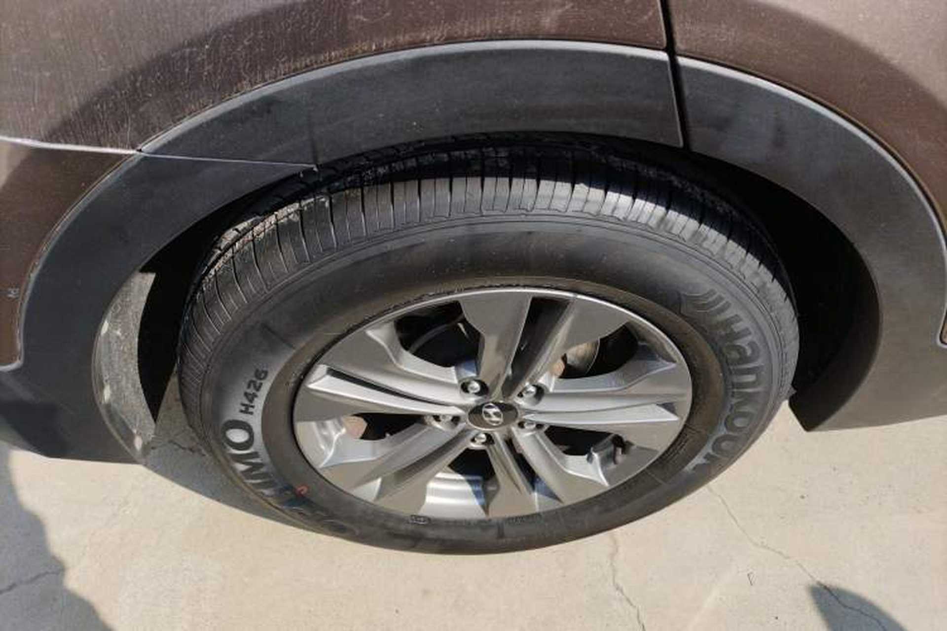 Used Hyundai Santa Fe 2013 2.4L Automatic Two-Wheel Drive Smart Version Right Rear Wheel Hub