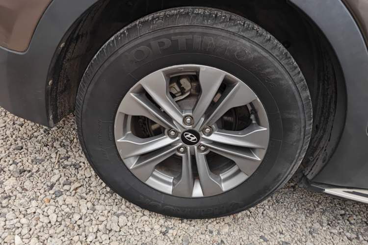 Used Hyundai Santa Fe 2013 2.4L Automatic Two-Wheel Drive Smart Version Right Rear Wheel Hub