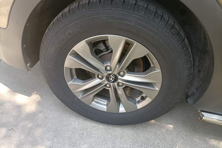 Used Hyundai Santa Fe 2013 2.4L Automatic Two-Wheel Drive Smart Version Right Rear Wheel Hub