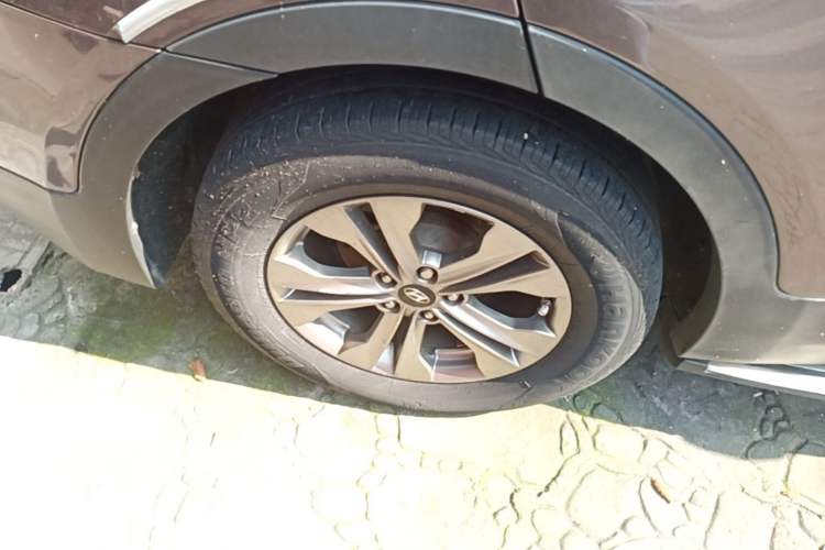 Used Hyundai Santa Fe 2013 2.4L Automatic Two-Wheel Drive Smart Version Right Rear Wheel Hub