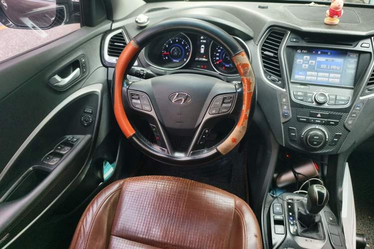 Used Hyundai Santa Fe 2013 Revised Version 2.4L Automatic All-Wheel Drive Luxury Trim Steering Wheel