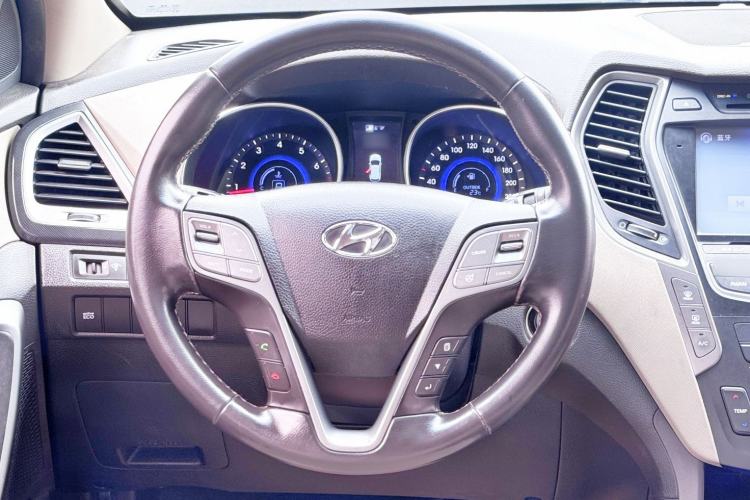 Used Hyundai Santa Fe 2013 Revised Version 2.4L Automatic All-Wheel Drive Luxury Trim Steering Wheel