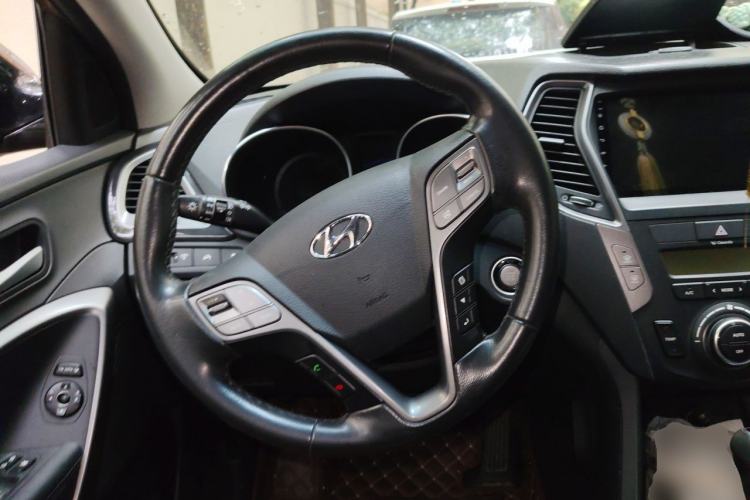 Used Hyundai Santa Fe 2013 2.4L Automatic Two-Wheel Drive Smart Version Steering Wheel