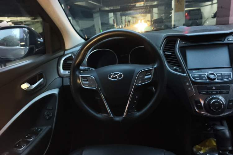 Used Hyundai Santa Fe 2013 Revised Version 2.4L Automatic All-Wheel Drive Smart Type Steering Wheel