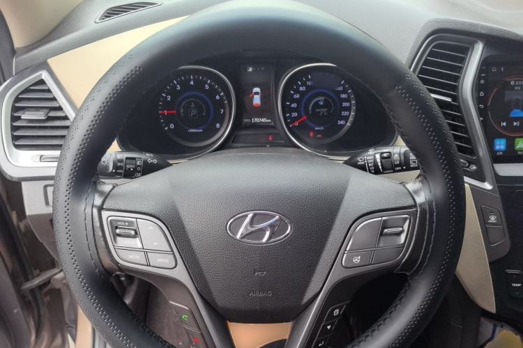 Used Hyundai Santa Fe 2013 2.4L Automatic 4x4 Smart Version Steering Wheel