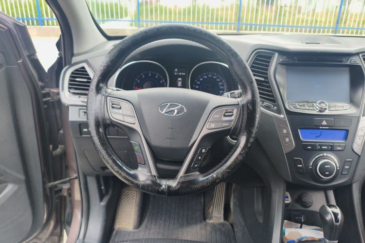 Used Hyundai Santa Fe 2013 2.0T Automatic All-Wheel Drive Top Trim Steering Wheel