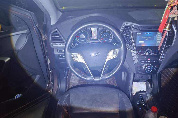 Used Hyundai Santa Fe 2013 2.4L Automatic 4x4 Prestige Edition Steering Wheel