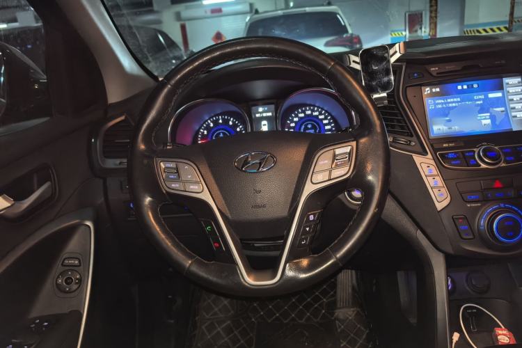 Used Hyundai Santa Fe 2013 Revised Version 2.4L Automatic All-Wheel Drive Luxury Trim Steering Wheel