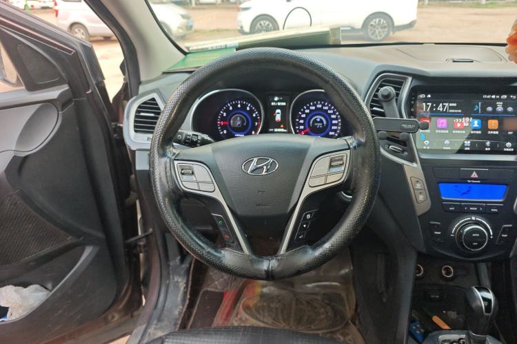 Used Hyundai Santa Fe 2013 2.4L Automatic Two-Wheel Drive Smart Version Steering Wheel
