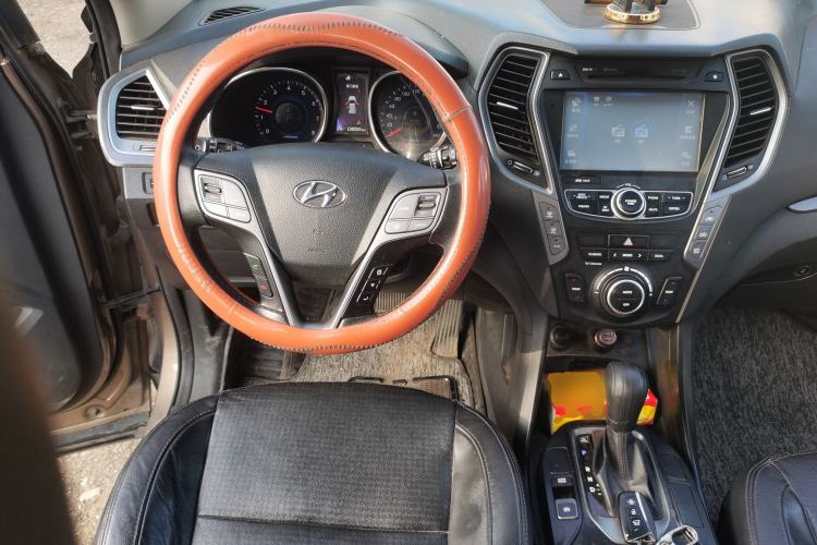 Used Hyundai Santa Fe 2013 Revised Version 2.4L Automatic All-Wheel Drive Luxury Trim Steering Wheel
