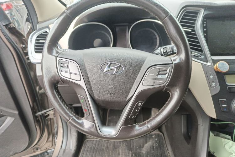 Used Hyundai Santa Fe 2013 2.4L Automatic Two-Wheel Drive Smart Version Steering Wheel