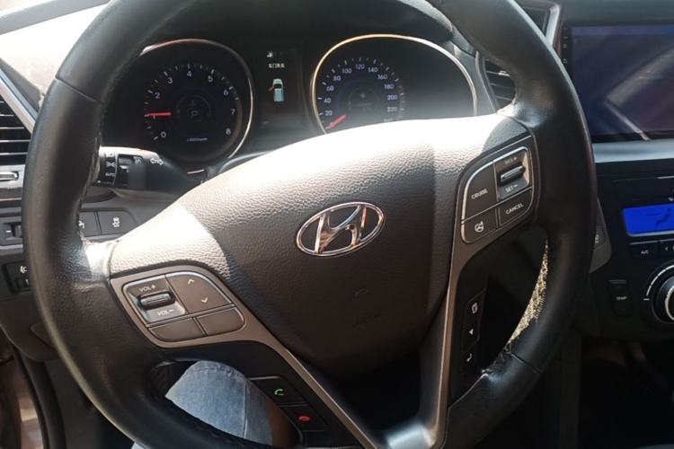 Used Hyundai Santa Fe 2013 2.4L Automatic Two-Wheel Drive Smart Version Steering Wheel