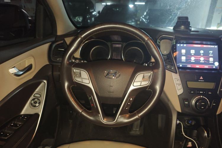Used Hyundai Santa Fe 2013 2.4L Automatic 4x4 Smart Version Steering Wheel