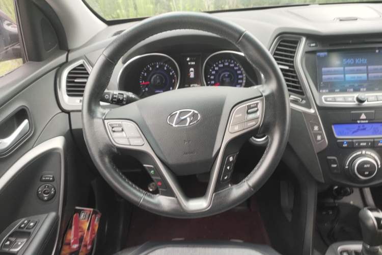Used Hyundai Santa Fe 2013 2.4L Automatic Two-Wheel Drive Smart Version Steering Wheel
