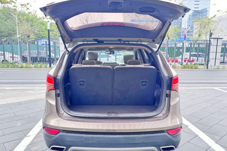 Used Hyundai Santa Fe 2013 Revised Version 2.4L Automatic All-Wheel Drive Luxury Trim Trunk