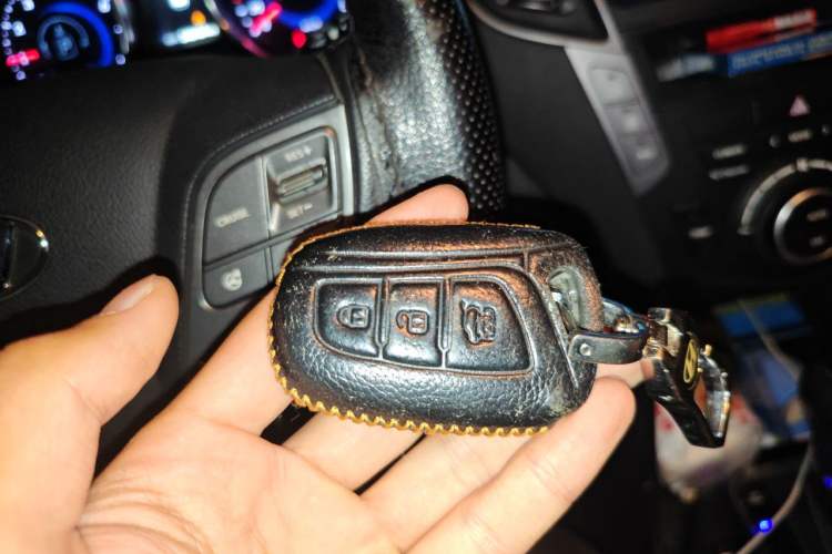 Used Hyundai Santa Fe 2013 2.0T Automatic All-Wheel Drive Top Trim Vehicle Key