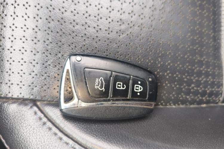 Used Hyundai Santa Fe 2013 2.0T Automatic All-Wheel Drive Top Trim Vehicle Key