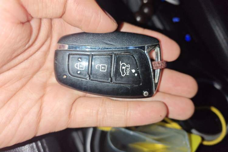 Used Hyundai Santa Fe 2013 2.0T Automatic All-Wheel Drive Top Trim Vehicle Key