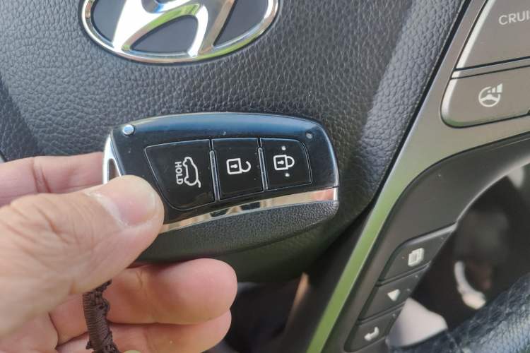 Used Hyundai Santa Fe 2013 Revised Version 2.4L Automatic All-Wheel Drive Luxury Trim Vehicle Key