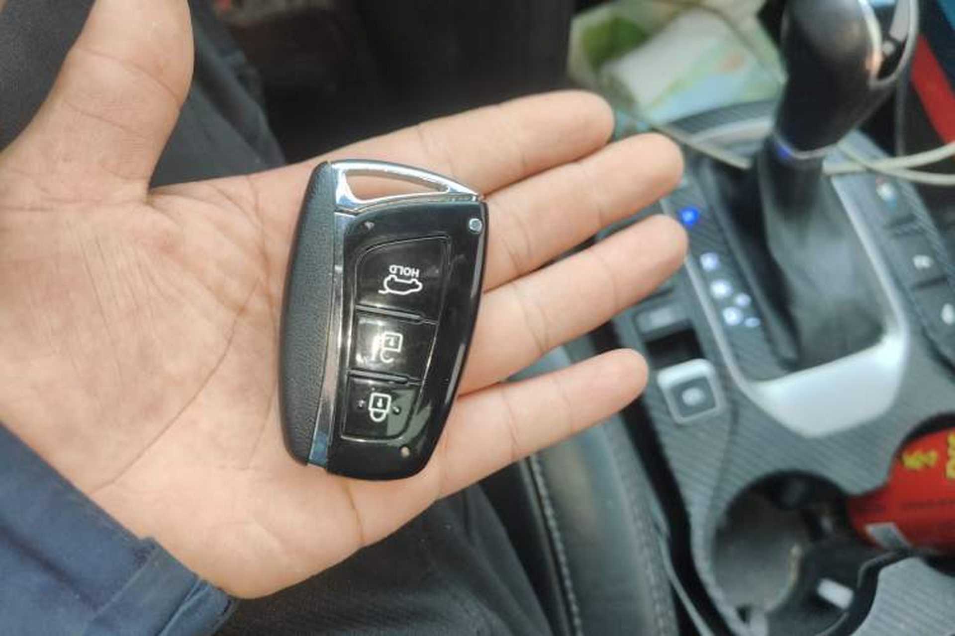 Used Hyundai Santa Fe 2013 2.0T Automatic All-Wheel Drive Top Trim Vehicle Key