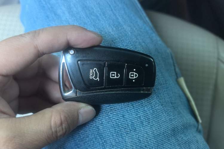 Used Hyundai Santa Fe 2013 2.4L Automatic Two-Wheel Drive Smart Version Vehicle Key